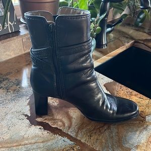 Naturalizer leather uppers 8N black booties / short boots